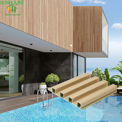Ein guter Preis. Moderne Co-Extrusion WPC-Wandplatte für Outdoor-Hoteldekoration PVC-Außenverkleidung mit wasserdichten Eigenschaften Holz-PVC-Kernplatte Online