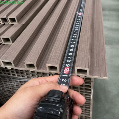 Ein guter Preis. Wasserdichtes hohles WPC-Wandpaneel für moderne Gebäudeaußendesign-Anwendungen Online
